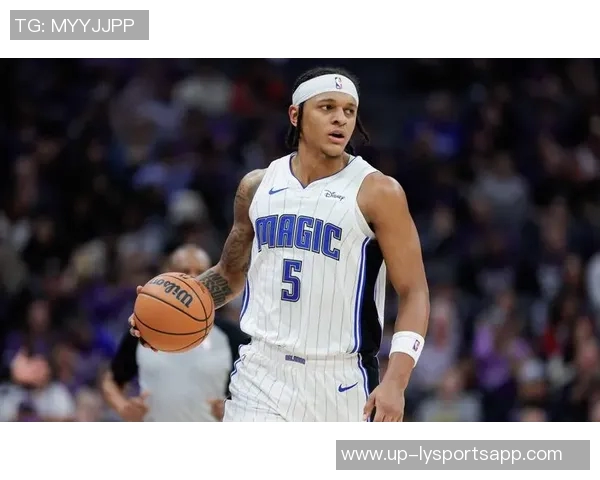 布克首节表现出色三分球未中依然轻松拿下12分2板2助